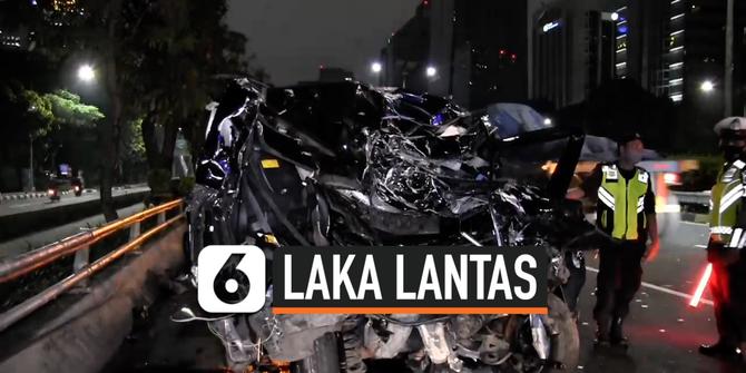 VIDEO: Kecelakaan Lalu Lintas di Tol Dalam Kota, Minibus Ringsek