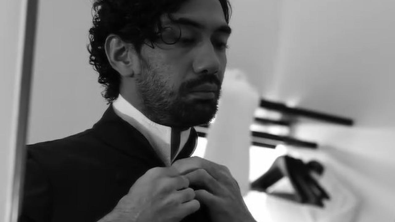 7 Potret Reza Rahadian Pakai Beskap Merah di Gala Night Film 'GOWOK', Ungkap Rahasia Kamasutra Jawa