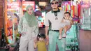 Seperti potret ini, keluarga Atta-Aurel terlihat stylish dengan padu padan busana sentuhan putih dan hijau. [@attahalilintar].