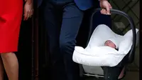 Pangeran William dan Kate Middleton membawa bayi ketiga mereka meninggalkan Rumah Sakit St Mary's di Paddington, London, Senin (23/4). Namun sebelum pulang, William dan Kate sempat menemui awak media saat keluar dari rumah sakit. (AP Photo/Frank Augstein)
