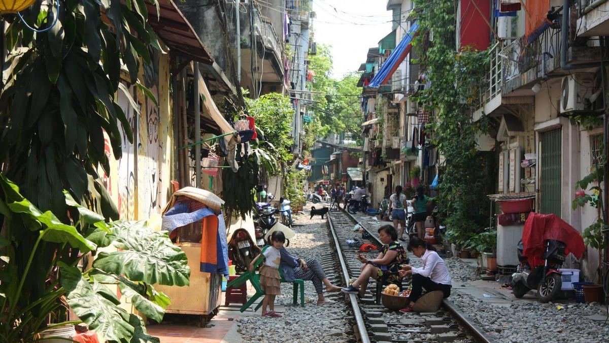Spot Wisata Kafe Pinggir Rel Populer di Hanoi Sebentar Lagi Tinggal Nama