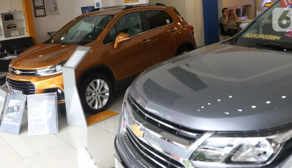 Suasana show room penjualan mobil Chevrolet di Jakarta, Rabu (30/10/2019). General Motors (GM) akan tetap memberikan pelayanan kepada pelanggan dalam bentuk layanan garansi dan purnajual kendati menghentikan penjualan Chevrolet di pasar domestik Indonesia. (Liputan6.com/Angga Yuniar)