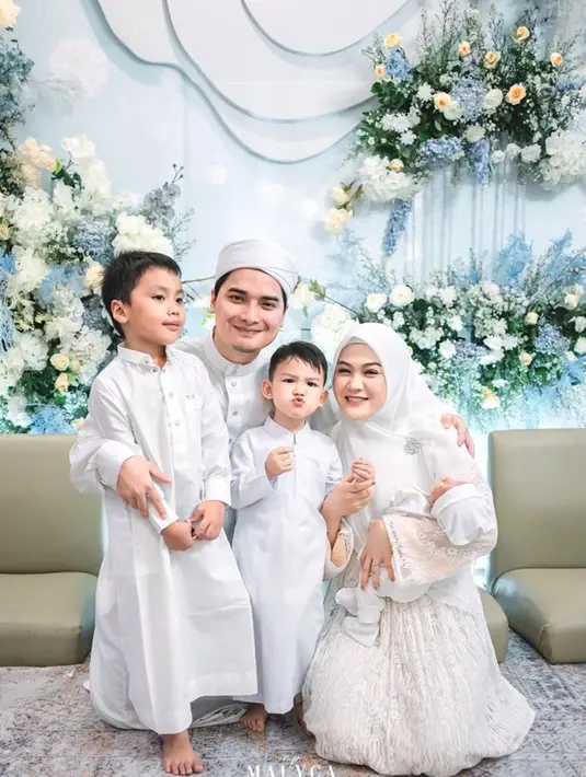 Tak hanya itu, terlihat kedua putra mereka dari pernikahan sebelumnya, yaitu Yusuf dan Zayn juga tampil gemas mengenakan gamis senada. Mereka mengabadikan momen dengan foto keluarga bersama. (Liputan6.com/IG/@malycaphoto)