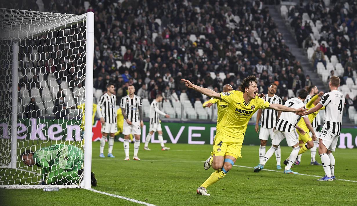 Bek Villarreal, Pau Torres melakukan selebrasi usai mencetak gol ke gawang Juventus pada pertandingan leg kedua babak 16 besar Liga Champions di Allianz Stadium, Turi, Italia, Kamis (17/3/2022).  Juventus kalah atas Villarreal 0-3. (AP Photo/Antonio Calanni)