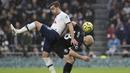 Pemain Tottenham Hotspur, Harry Winks, berebut bola dengan pemain Brighton & Hove Albion, Aaron Mooy, pada laga Premier League 2019 di Stadion Tottenham Hotspur, Kamis (26/12). Tottenham menang 2-1 atas Brighton & Hove Albion. (AP/Petros Karadjias)