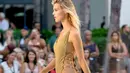 Model berjalan di catwalk selama peragaan busana SWIMMIAMI Hammock 2018 Collection di WET Deck di W South Beach di Miami Beach, Florida (21/7). (Dimitrios Kambouris/Getty Images for SWIMMIAMI/AFP)