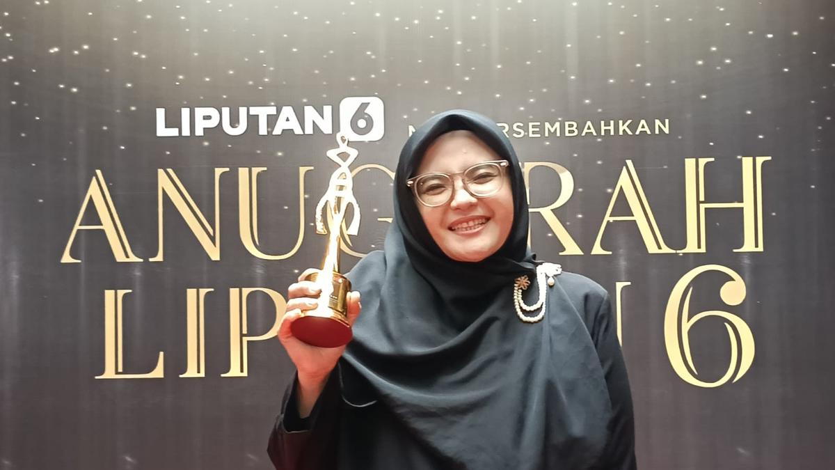 Findy Oktavian Menerima Piala Anugerah Perempuan Hebat 2025