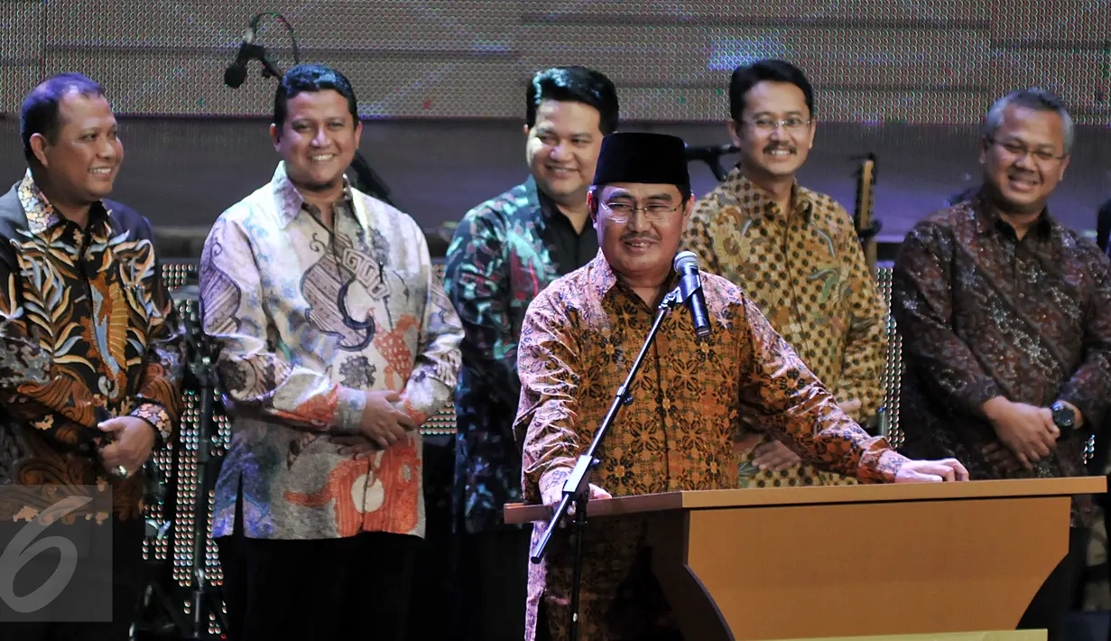 Ketua DKPP Jimly Assidiqie memberi sambutan di acara Bawaslu Award, Jakarta, Senin (29/2/2016). Bawaslu Award diberikan kepada individu atau lembaga yang secara konsisten bekerja dan berpartisipasi dalam mensukseskan Pilkada 2015.(Liputan6.com/JohanTallo)