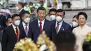 Presiden China Xi Jinping dan istrinya Peng Liyuan disambut Menko Marves Luhut Binsar Pandjaitan setibanya di Bandara Internasional Ngurah Rai menjelang KTT G20 di Bali, Senin (14/11/2022). (Ajeng Dinar Ulfiana/Pool Photo via AP)