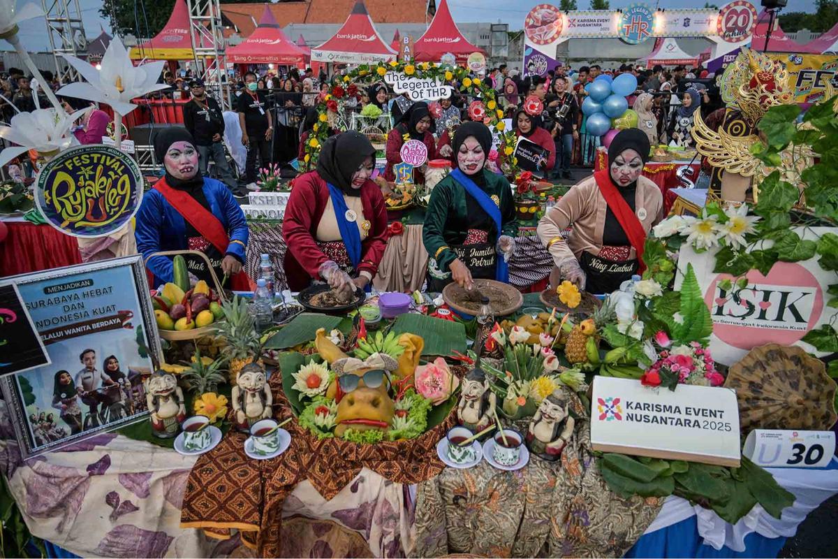 FOTO: Keseruan Warga Kota Surabaya Dengan Aneka Kostum Unik Mengikuti Festival Rujag Uleg