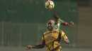 Pemain PS TNI, Manahati Lestusen (atas) berduel dengan pemain Mitra Kukar, Mohammed Sissoko pada lanjutan Liga 1 2017 di Stadion Pakansari, Bogor (26/9/2017). PS TNI menang 2-1. (Bola.com/Nicklas Hanoatubun)