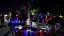 Seorang pria memainkan drum selama parade Natal di Panama City (16/12). Warga Panama tengah mempersiapkan diri menyambut datangnya Natal 2018 yang jatuh pada tanggal 25 Desember. (AFP Photo/Luis Acosta)