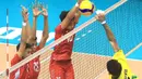 <p>Pemain Timnas voli putra India U-20, Dhruvil (kanan) melepaskan spike yang berusaha diblok tiga pemain Indonesia pada laga perempatfinal Kejuaraan Bola Voli Asia Putra AVC U-20 2024 di Jawa Pos Arena Surabaya, Sabtu (27/7/2024) malam. Timnas voli putra India U-20 kalah 1-3 (20-25, 23-25, 25-16 dan 18-25). (Dok. PBVSI)</p>