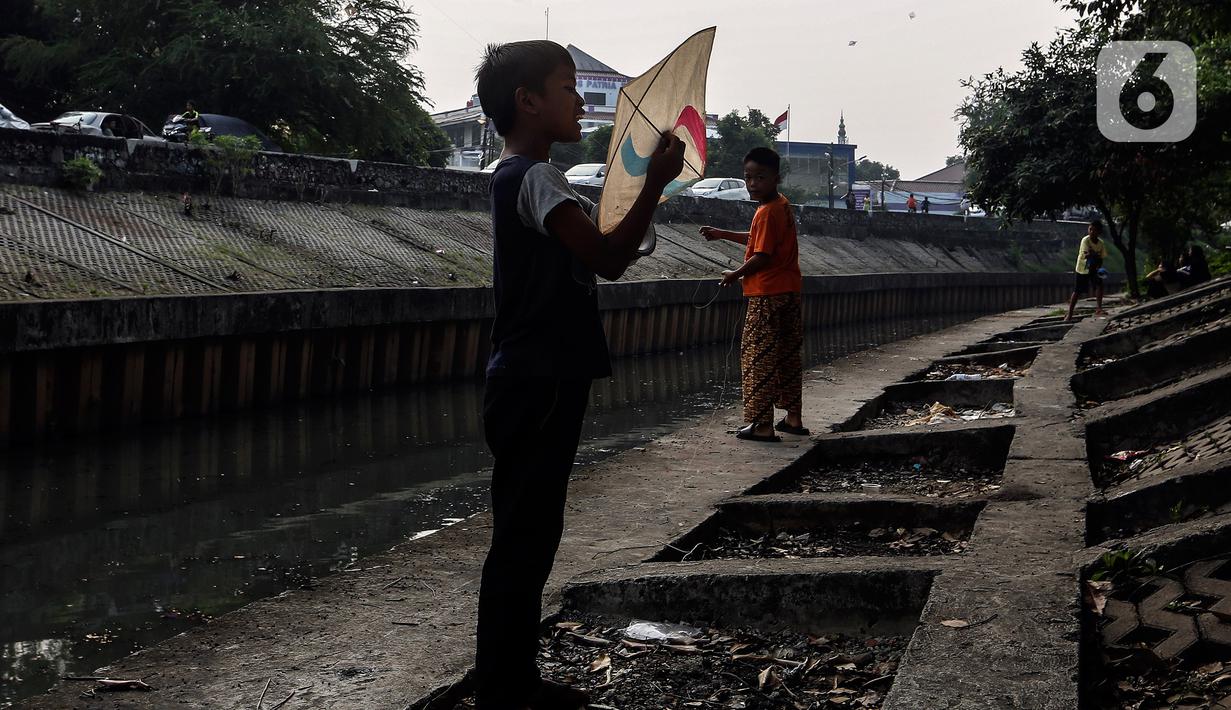 Di balik balik ingar-bingar kehidupan kota megapolitan Jakarta ternyata menyisakan ironi kehidupan bagi sebagian masyarakatnya. Di saat semua infrastruktur dan layanan penunjang tersedia dengan lengkap, ternyata keberadaan ruang terbuka publik menjadi barang berharga di Ibu Kota. (Liputan6.com/Johan Tallo)