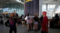 Sejumlah penerbangan dari Bandara Internasional Ngurah Rai, Denpasar, Bali dibatalkan setelah gunung berapi Lewotobi Laki-Laki kembali erupsi dan melontarkan kolom abu setinggi ribuan meter. (SONNY TUMBELAKA/AFP)