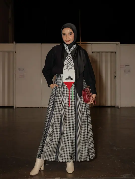 Kakak dari Shireen Sungkar ini mengenakan atasan lengan panjang hitam yang serasi dengan kerudung yang ia kenakan. Ia memperlihatkan dukungan terhadap Palestina, dengan mengenakan syal dengan warna yang melambangkan bendera Palestina. [@zaskiasungkar15]