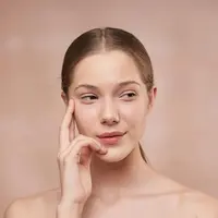 Berikut adalah beberapa metode yang direkomendasikan oleh para ahli untuk membantu mengurangi kerutan di bawah mata. [pexels/shiny diamond]