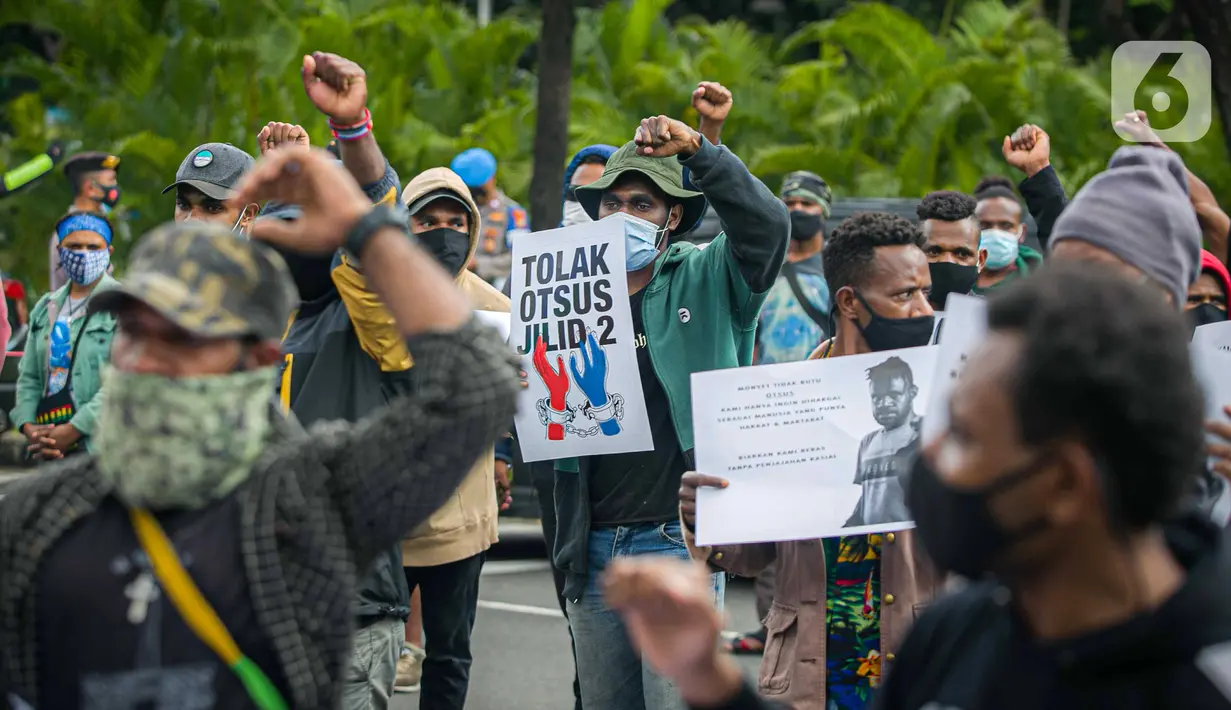 Massa yang tergabung dalam Ikatan Mahasiswa Papua menggelar unjuk rasa di depan Kementerian Dalam Negeri, Jakarta, Rabu (24/2/2021). Dalam aksinya mereka mengutuk tindakan elite politik Papua yang mengatasnamakan rakyat Papua untuk mendukung Otonomi Khusus (Otsus). (Liputan6.com/Faizal Fanani)