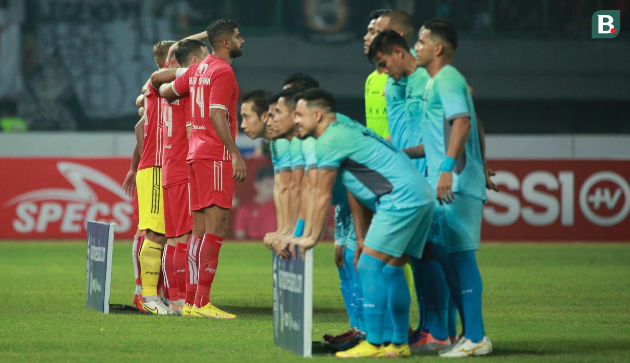 <p>Penghormatan Persija berupa pemakaian jersey bernama Ismed Sofyan beserta nomor punggungnya 14 oleh starting eleven mereka. (Bola.com/Bagaskara Lazuardi)</p>