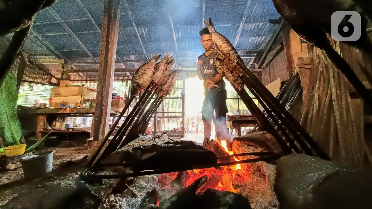 Mengolah Ikan Asap ala Uda Yunus di Setu Tujuh Muara Sawangan, Depok.