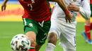 Pemain Bulgaria, Dominik Yankov (kiri) berebut bola dengan pemain depan Prancis, Kylian Mbappe pada laga uji coba menjelang Piala Eropa 2020 di Stade de France, Rabu (9/6/2021) dini hari WIB. Timnas Prancis menaklukkan Bulgaria dengan skor meyakinkan 3-0. (FRANCK FIFE / AFP)