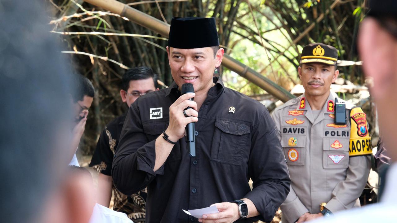 AHY Serahkan Puluhan Sertifikat Tanah Wakaf di Pasuruan