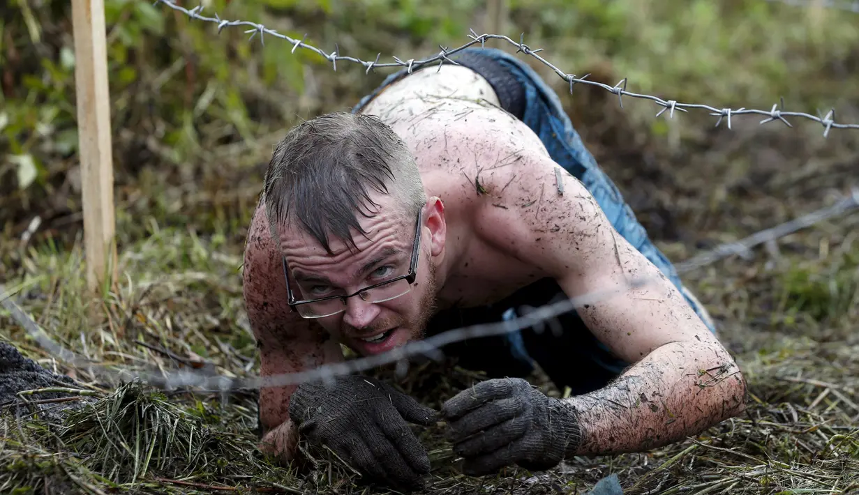 Seorang pria ikut kompetisi lari ekstrim di Zhodino, Minsk timur, Belarus, 26 September 2015. (REUTERS/Vasily Fedosenko)