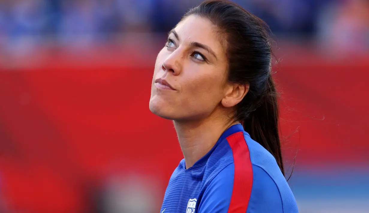 Ekspersi Kiper Wanita Amerika Serikat, Hope Solo sebelum bertanding melawan Swedia di babak pertama Grup D Piala Dunia Wanita 2015 di Stadion Winnipeg, Kanada, Jumat (12/6/2015). Amerika Serikat bermain imbang 0-0 atas Swedia. (Reuters/Bruce Fedyck)