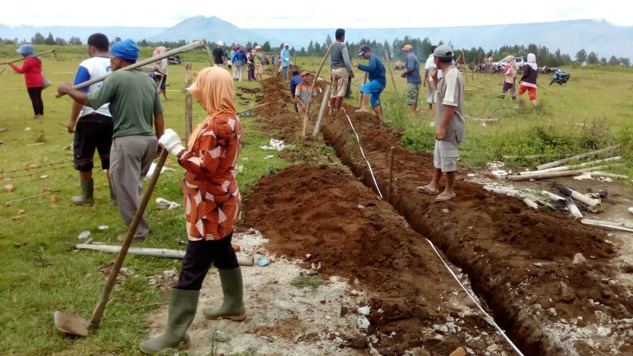 Sejumlah kalangan ibu turut berpartisipasi dalam pembangunan Program Penyediaan Air Minum dan Sanitasi Berbasis Masyarakat (Pamsimas). (Istimewa)