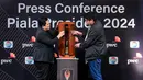 <p>Ketua umum PSSI, Erick Thohir (kiri) bersama Ketua Steering Committee (SC) Piala Presiden 2024, Maruarar Sirait membuka trofi Piala Presiden 2024 dalam konferensi pers yang berlangsung di SCTV Tower, Senayan, Jakarta, Senin (15/07/2024). (Bola.com/Bagaskara Lazuardi)</p>