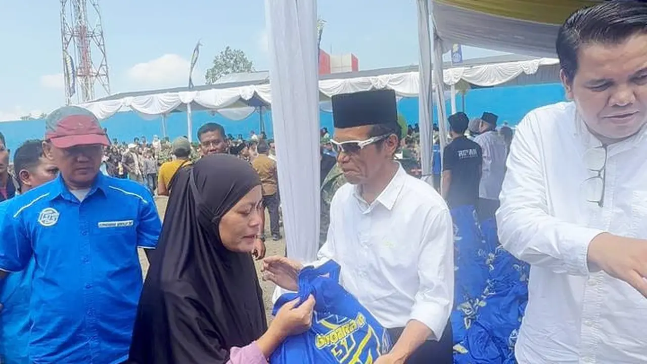 Irjen Kemendes Masyhudi membagikan 1.100 bantuan paket sembako bagi warga Kabupaten Tasikmalaya dan ratusan kaleng cat untuk pengecatan 100 Masjid (Istimewa)