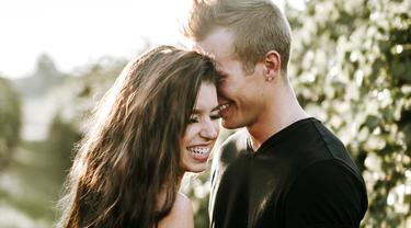 7 Tanda Perempuan Menyukai Pria Lebih Dari Penampilannya Lifestyle Fimela Com