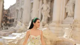 Selebihnya, pemain film Eiffel... I'm in Love itu lebih sering mengunggah potret diri dan bersama putri semata wayangnya yang bernama Claire. Kabar perceraian ini tak membuat Shandy Aulia larut. Ia masih bisa fokus berlibur di Kota Vatikan, Roma, Italia. Liputan6.com/IG/shandyaulia)