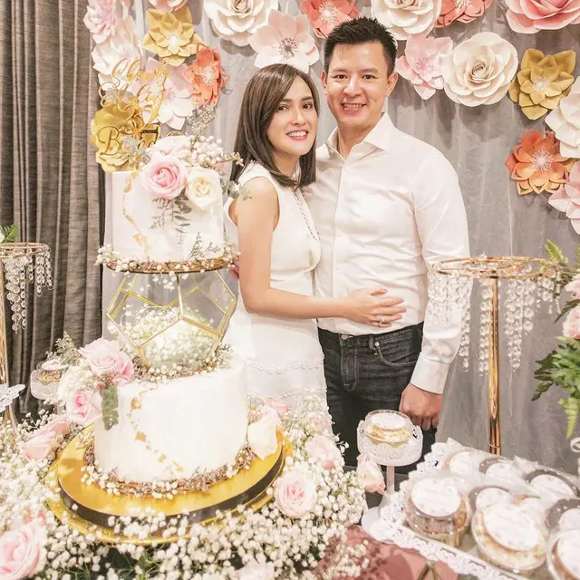 Rayakan Ultah Pernikahan ke-8, Ini 7 Potret Romantis Shandy Aulia dan Suami