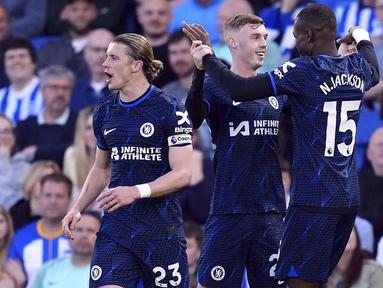 Menjelang berakhirnya musim 2023/2024, penampilan Chelsea makin mantap untuk menutup Liga Inggris musim ini. Empat kemenangan beruntun ditorehkan pasukan Mauricio Pochettino demi menggenggam tiket ke kompetisi Eropa musim depan. Korban terakhir keganasan The Blues adalah tuan rumah Brighton yang harus takluk 1-2 pada laga tunda pekan ke-34 di American Express Community Stadium, Brighton, Kamis (16/5/2024) dini hari WIB. Menyisakan satu laga pada pekan pamungkas, Chelsea yang kini menghuni peringkat ke-6 dengan 60 poin hanya membutuhkan satu poin lagi untuk mengamankan satu tiket ke Eropa musim depan. (PA via AP Photo/Adam Davy)