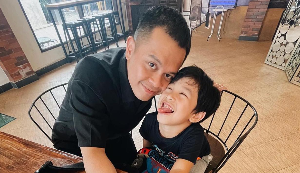 Tentunya sudah banyak yang tahu jika Vinessa Inez dikaruniai anak dari pernikahan sebelumnya. Artis dengan nama lengkap Vinessa Ladiatry Lileka ini pernah menikah dengan Ryan Deye pada 2017 dan memutuskan untuk bercerai pada tahun 2019. Tak banyak yang tahu rupanya bintang film Surat Kecil untuk Tuhan ini melepas masa lajangnya di usia yang sangat muda yakni 20 tahun. (Liputan6.com/IG/@vinessainez)