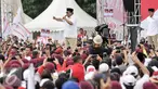 Ketua Umum Partai Gerindra Prabowo Subianto memberikan sambutan dalam kampanye akbar Cagub Anies-Sandi di Lapangan Banteng, Jakarta, Minggu (5/2). Prabowo hadiri kampanye akbar pasangan Cagub DKI Jakarta, Anies-Sandi. (Liputan6.com/Yoppy Renato)