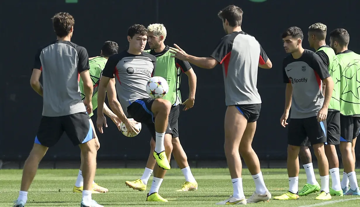 Bek Barcelona Andreas Christensen (kedua kiri) menghadiri sesi latihan  jelang matchday 1 Grup C Liga Champions 2022/2023, di Ciudad Deportiva dekat Barcelona, Selasa (6/9/2022). Menjamu Viktoria Plzen, Barcelona besutan Xavi Hernandez diprediksi akan melakukan rotasi. (Josep LAGO / AFP)