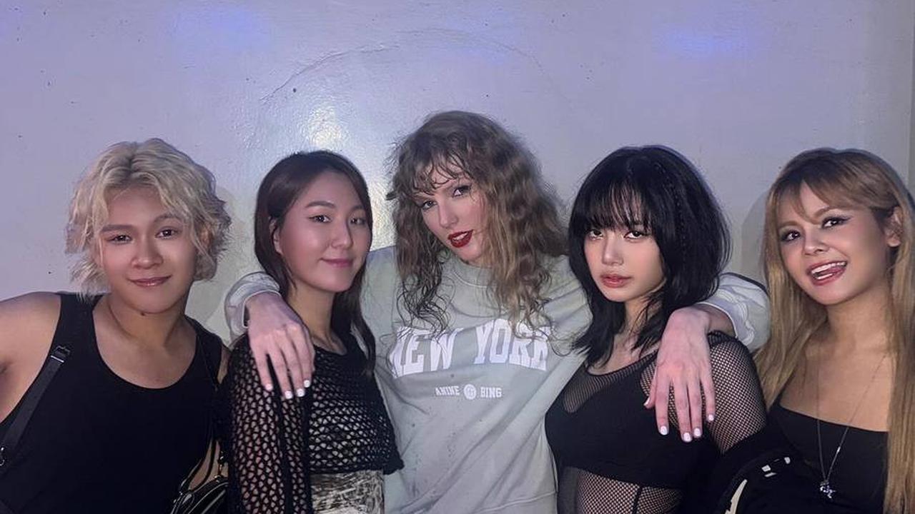 Foto Dengan Taylor Swift Bersama Teman-Temannya