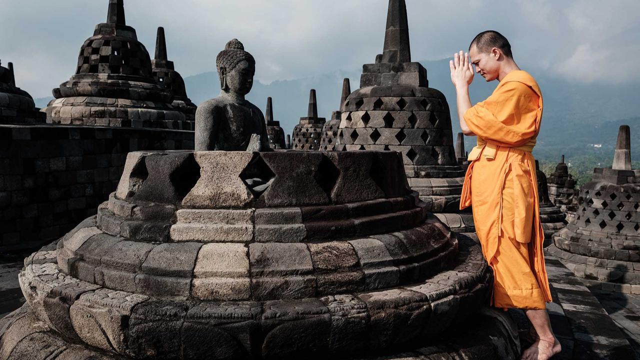 FOTO: Khidmat Puja Bakti Doa Biksu di Candi Borobudur