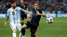 Kapten Argentina dan Kroasia, Lionel Messi dan Luka Modric. (AP Photo/Petr David Josek)