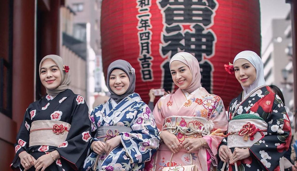 Liburan Natasha Rizky dan geng Ranayu ini bukan hanya sekadar menikmati indahnya negeri Sakura, tetapi juga mencoba pengalaman budaya lokal. Dalam salah satu foto, mereka tampak berpose di depan lampion raksasa khas kuil Jepang dengan kimono bermotif bunga yang anggun. (Liputan6.com/IG/@ninazatulini22)