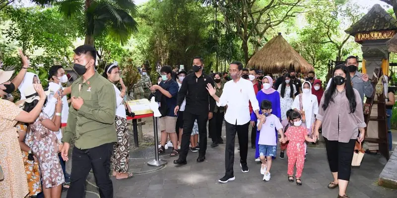 Presiden Jokowi Ajak Cucu Wisata Satwa di Bali