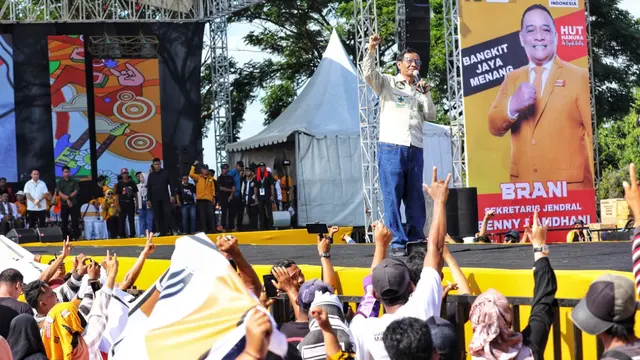 Calon Wakil Presiden (Cawapres) nomor 3 Mahfud Md berjanji menjalankan program kerja secara cepat atau 'Sat-Set' saat terpilih menjadi Wapres di Pemilu 2024 dalam dalam orasinya di Jalan Raya Pantura, Pasuruan, Jawa Timur (Jatim), Minggu (4/2/2024).