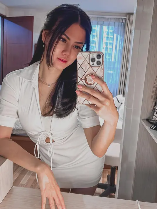 Berselfie dengan rambut panjangnya, pesona Nita Gunawan semakin terpancar. Kesan seksi langsung terpancar dari foto selfie itu. (Instagram/nitagunawan09)