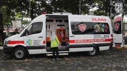 Mobil ambulan disiapkan selama simulasi penanganan cedera atlet Asian Games 2018 di Kantor Kemenkes, Jakarta, Rabu (4/4). Simulasi dilakukan agar kecelakaan yang mungkin terjadi di lapangan bisa segera diantisipasi. (Liputan6.com/Arya Manggala)