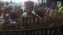 Peserta mengenakan kostum sambil memainkan angklung saat mengikuti karnval budaya untuk memeriahkan HUT ke-19 kota Depok di Sepanjang Jalan Margonda, Depok, Sabtu (28/4). (Merdeka.com/Imam Buhori)