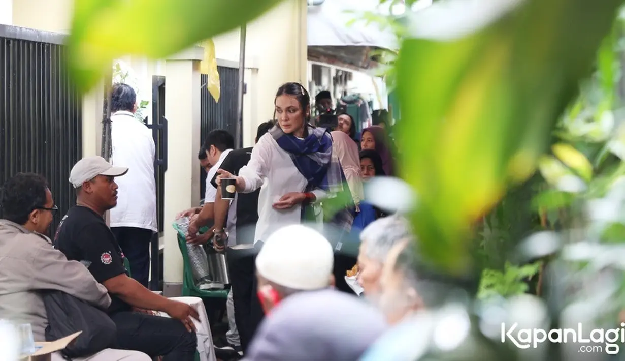 Seperti tuan rumah, Luna tampil anggun dan akrab saat bergaul dengan para pelayat di rumah Maxime. [KapanLagi.com/Budy Santoso]