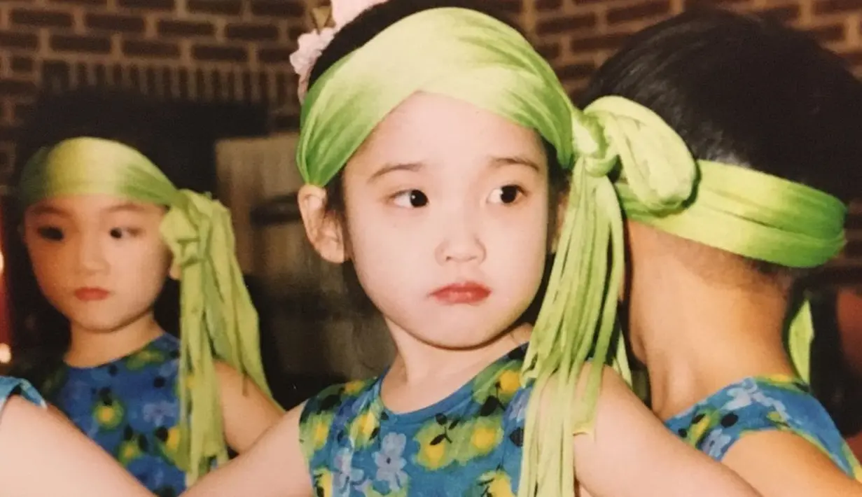 Aura bintangnya sudah terlihat sedari kecil, rupanya IU kecil pernah ikut ajang dan lomba. Beranjak dewasa, penyanyi kelahiran 16 Mei 1993 ini sudah menjadi bintang ternama yang tak hanya dikenal di Korea tetap di luar negeri. Lagu hingga drakor artis dengan nama asli Lee Ji Eun ini selalu dapat komentar positif dari masyarakat. (Liputan6.com/IG/@dlwlrma)