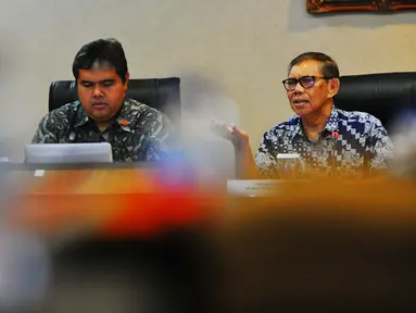 Ketua Komisi Aparatur Sipil Negara (ASN) Sofian Affandi (Batik Biru), dan Deputi II Kepala Staf Presiden Yanuar Nugraha (batik Hitam) saat berdiskusi tentang UU ASN dan permasalahannya di Setneg, Jakarta, Selasa (23/1). (Liputan6.com/Angga Yuniar)